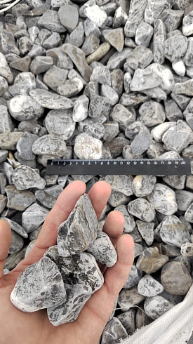 Kamenclub.ru: Щебень галтованный черный (мрамор) фр.40-70 мм.  купить в Перми мрамор черный с белыми прожилками, черный, белый щебень галтованный округлый 13500 руб/т   фото КАМЕНЬ КЛУБ