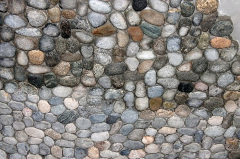 Kamenclub.ru: Галька речная плоская (ассорти) фр. 70-150 мм. купить  в Перми галька галечник серый белый темно-серый синий светло-серый плоская природная галька  9000 руб/т   фото КАМЕНЬ КЛУБ