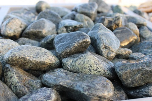 Kamenclub.ru: Щебень галтованный зеленый (змеевик) фр. 50-100 мм.  купить в Перми галтовка мраморная зеленый, салатовый мрамор 12 500 руб/т   фото КАМЕНЬ КЛУБ