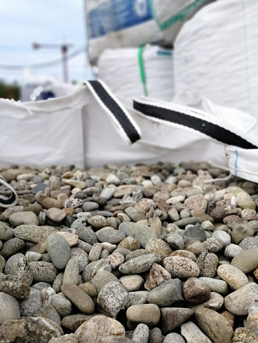 Kamenclub.ru: Галька речная окат (пестрая) фр. 20-40 мм. купить  в Перми галька речная пестрая, серая, серые оттенки галька речная окатанная округлая 5000 руб/т   фото КАМЕНЬ КЛУБ