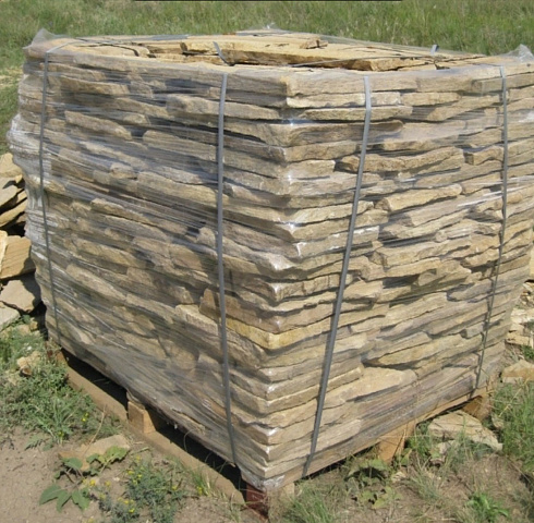 Kamenclub.ru: Песчаник пластушка желтый с рисунком (3 см)  купить в Перми песчаник желтый с рисунком, рыжий, желтый песчаник пластушка ландшафтная рваная 8 500 руб/м3   фото КАМЕНЬ КЛУБ