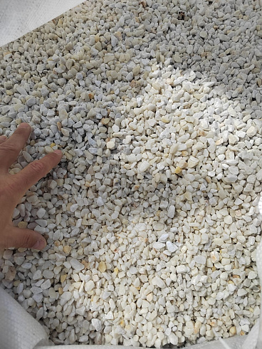 Kamenclub.ru: Мраморная крошка, щебень, цвет-белый, фр. 5-10 мм.  купить в Перми мрамор белый, айвори, молочный мраморная каменная крошка ландшафтная 12000 руб/т   фото КАМЕНЬ КЛУБ