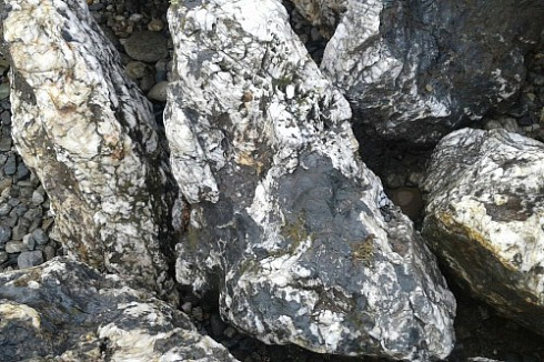 Kamenclub.ru: Черный гранит - кварцит фр. 100-500 мм.  купить в Перми мрамор гранит черный с белыми прожилками, серый, белый валун скальный колотый 7000 руб/т   фото КАМЕНЬ КЛУБ