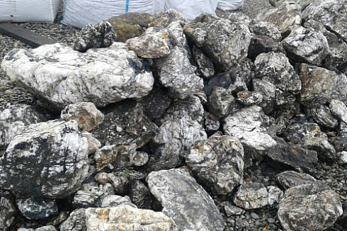 Kamenclub.ru: Черный гранит - кварцит фр. 500-1000 мм.  купить в Перми гранит кварцит черный серый белый скальный колотый валун 9750 руб/т   фото КАМЕНЬ КЛУБ