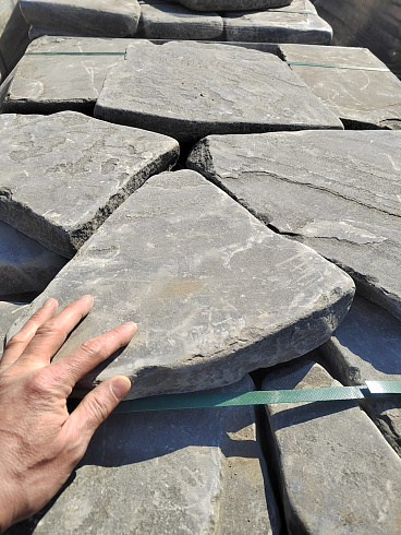 Kamenclub.ru: Песчаник пластушка светло-серый (4,0 - 6,0 см)  купить в Перми плитняк - пластушка светло-серый песчаник 12600 руб/м3   фото КАМЕНЬ КЛУБ