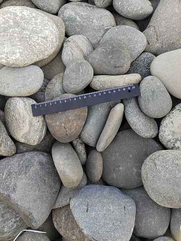 Kamenclub.ru: Галька речная плоская (ассорти) фр. 70-150 мм. купить  в Перми галька галечник серый белый темно-серый синий светло-серый плоская природная галька  9000 руб/т   фото КАМЕНЬ КЛУБ
