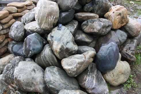Kamenclub.ru: Речной валун Кабанчик фр.300-500 мм.  купить в Перми крупный природный камень галька серый, темно-серый речной валун галечник масштабный 7000 руб/т   фото КАМЕНЬ КЛУБ