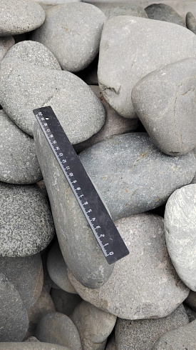 Kamenclub.ru: Галька речная плоская (темно-серая) фр. 70-150 мм. купить  в Перми галечник природный темно-серый серый синий речная плоская природная окатанная  9000 руб/т   фото КАМЕНЬ КЛУБ