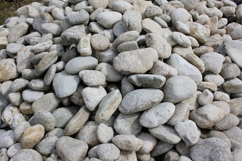 Kamenclub.ru: Бело-серый валунчик фр.100-300 мм.  купить в Перми крупный камень для ландшафта серый, белый бело-серый валун крупная галька 4500 руб/т   фото КАМЕНЬ КЛУБ