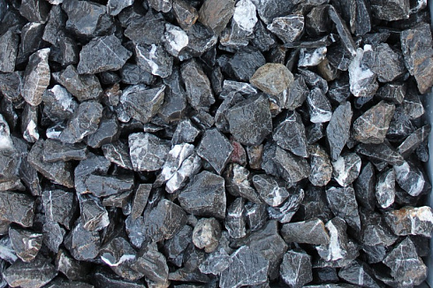 Kamenclub.ru: Щебень крошка черный (мрамор) фр. 40-70 мм.  купить в Перми мрамор черный с белыми прожилками, черный, белый декоративный щебень 11000 руб/т   фото КАМЕНЬ КЛУБ