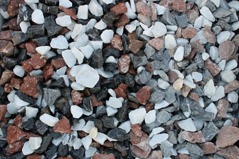 Kamenclub.ru: Мраморная крошка (щебень крошка микс : белый-черный-розовый) фр. 20-40 мм.  купить в Перми мрамор белый, черный, розовый декоративная ландшафтная крошка 12000 руб/т   фото КАМЕНЬ КЛУБ