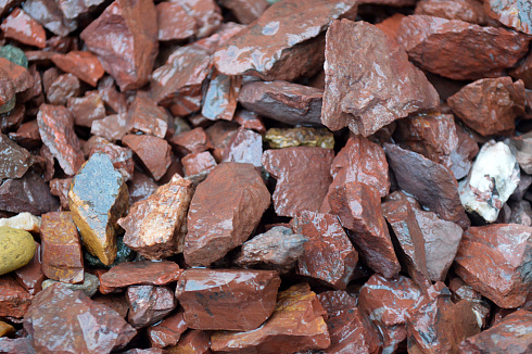 Kamenclub.ru: Щебень крошка красный (ЯШМА) фр. 5-10 мм.  купить в Перми крошка каменная яшмы красный, бордовый, темно-красный декоративная крошка ландшафтная каменная яшмоидная 8500 руб/т   фото КАМЕНЬ КЛУБ