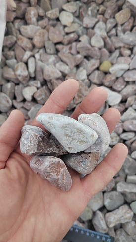 Kamenclub.ru: Мраморная крошка (щебень галтованный розовый) фр.20-40 мм.  купить в Перми мрамор розовый, красный оголтованный округлый щебень  15000 руб/т   фото КАМЕНЬ КЛУБ