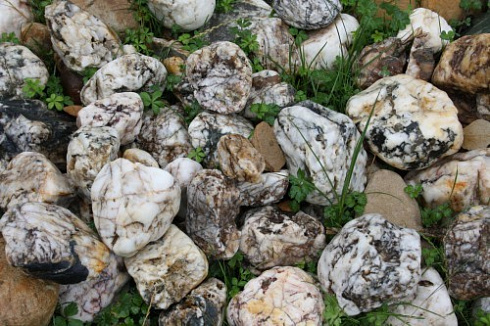 Kamenclub.ru: Кварцевый валунчик фр.100-300 мм.  купить в Перми кварц белый, бежевый молочный рыжий крупный природный камень галечник 7850 руб/т   фото КАМЕНЬ КЛУБ