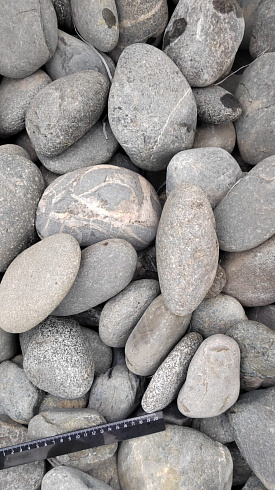 Kamenclub.ru: Галька речная окат (темно-серая) фр. 70-150 мм. купить  в Перми галька речная темно-серая, синяя, серая речная галька округлая  8000 руб/т   фото КАМЕНЬ КЛУБ