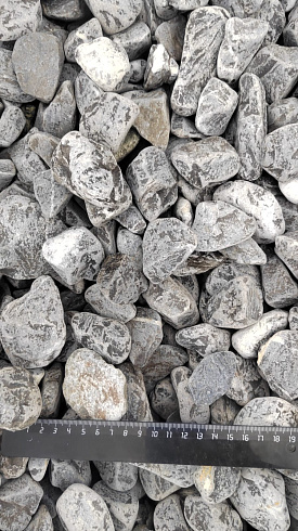 Kamenclub.ru: Щебень галтованный черный (мрамор) фр.40-70 мм.  купить в Перми мрамор черный с белыми прожилками, черный, белый щебень галтованный округлый 13500 руб/т   фото КАМЕНЬ КЛУБ