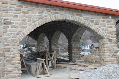 Kamenclub.ru: Песчаник для строительства и кладки блочный (фр 100-200 мм)  купить в Перми песчаник бежевый серый рыжий валун мелкий для строительства песчаник 6500 руб/т   фото КАМЕНЬ КЛУБ