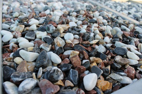 Kamenclub.ru: Мраморная крошка (щебень галтованный микс:белый-черный-розовый-медовый) фр.10-20 мм.  купить в Перми мрамор белый, медовый, черный, розовый мраморный декоративный ландшафтный окатанный округлый галтованный щебень 15500 руб/т   фото КАМЕНЬ КЛУБ