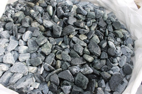 Kamenclub.ru: Щебень галтованный зеленый (змеевик) фр. 50-100 мм.  купить в Перми галтовка мраморная зеленый, салатовый мрамор 12 500 руб/т   фото КАМЕНЬ КЛУБ