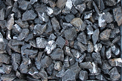 Kamenclub.ru: Щебень крошка черный (мрамор) фр. 5-10 мм.  купить в Перми мрамор черный с белыми прожилками, черный, белый мраморная крошка декоративная ландшафтная 11000 руб/т   фото КАМЕНЬ КЛУБ