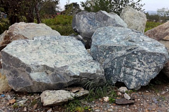 Kamenclub.ru: Змеевик скальник фр. 500-1500 мм.  купить в Перми змеевик зеленый серый черный глыба скальная колотая 7500 руб/т   фото КАМЕНЬ КЛУБ