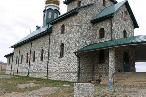 Kamenclub.ru: Галька речная плоская (бело-серая) фр. 100-200-300 мм. купить  в Перми галька речная плоская серый, белый, бело-серый, серо-белый речная галька плоская  9000 руб/т   фото КАМЕНЬ КЛУБ