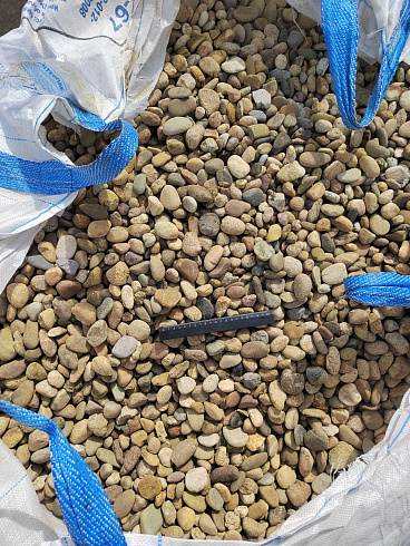 Kamenclub.ru: Галька речная окат рыжая фр. 20-40 мм. купить  в Перми галька речная окатанная рыжая желтая серая округлая речная галька 5000 руб/т   фото КАМЕНЬ КЛУБ