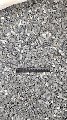 Kamenclub.ru: Щебень галтованный черный (мрамор) фр.10-20 мм.  купить в Перми мрамор черный с белыми прожилками, черный, белый окатанный округлый ландшафтный декоративный щебень 15000 руб/т   фото КАМЕНЬ КЛУБ