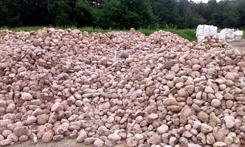 Kamenclub.ru: Розовый валунчик фр.100-300 мм.  купить в Перми крупный природный камень розовый, серый молочный красный речной галечник природный 7850 руб/т   фото КАМЕНЬ КЛУБ