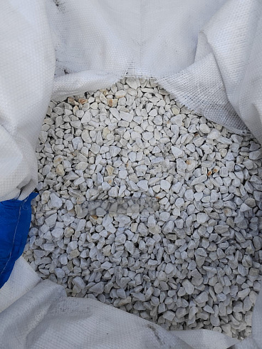Kamenclub.ru: Мраморная крошка, щебень, цвет-белый, фр. 10-20 мм.  купить в Перми мрамор белый, молочный айвори каменная ландшафтная декоративная крошка шебня 12000 руб/т   фото КАМЕНЬ КЛУБ