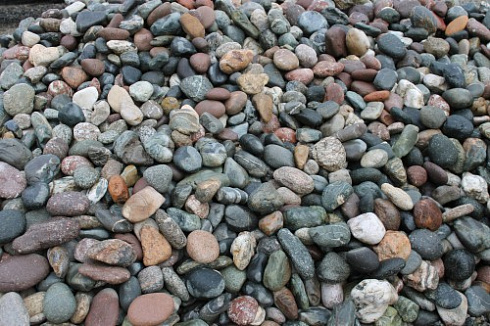 Kamenclub.ru: Галька окат (цветная картошка) фр. 50-100 мм. купить  в Перми галька природная окатанная серый белый цветной синий темно-серый коричневый округлый галечник окатанный 6800 руб/т   фото КАМЕНЬ КЛУБ
