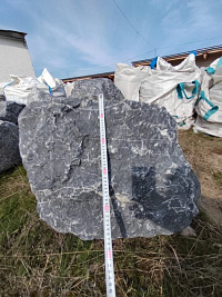 Kamenclub.ru: Черный мрамор скальник фр. 1000-1500 мм.  купить в Перми мрамор черный белый серый крупный колотый валун ландшафтный 9000 руб/т   фото КАМЕНЬ КЛУБ