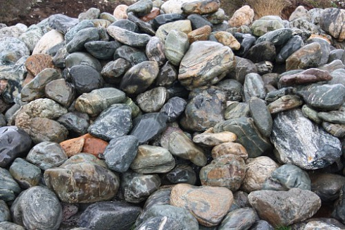 Kamenclub.ru: Ландшафтные валунчики фр.100-500 мм.  купить в Перми крупный природный камень серый, темно-серый, светло-серый речной валун крупный 4800 руб/т   фото КАМЕНЬ КЛУБ