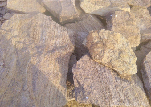 Kamenclub.ru: Песчаник пластушка "фонтанка" желтая (3,0 - 5,0 см)  купить в Перми песчаник желтая, рыжий, желтый песчаник колотый рваный со сколом облицовочный 16200 руб/м3   фото КАМЕНЬ КЛУБ