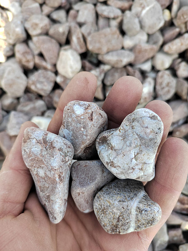 Kamenclub.ru: Мраморная крошка (щебень галтованный розовый) фр.20-40 мм.  купить в Перми мрамор розовый, красный оголтованный округлый щебень  15000 руб/т   фото КАМЕНЬ КЛУБ