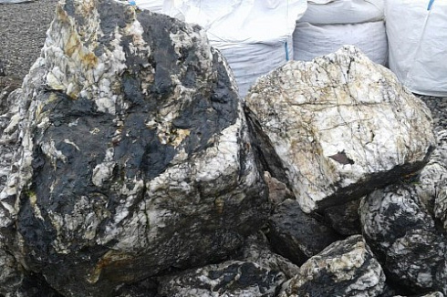 Kamenclub.ru: Черный гранит - кварцит фр. 500-1000 мм.  купить в Перми гранит кварцит черный серый белый скальный колотый валун 9750 руб/т   фото КАМЕНЬ КЛУБ