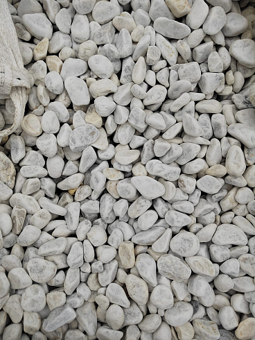 Kamenclub.ru: Мраморная крошка (щебень галтованный белый) фр.40-70 мм.  купить в Перми мрамор белый молочный айвори окатанный округлый природный камень 17000 руб/т   фото КАМЕНЬ КЛУБ
