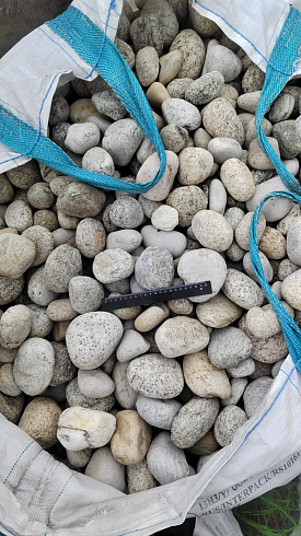 Kamenclub.ru: Галька речная окат (серо-белая) фр. 70-120 мм купить  в Перми галька галечник бело-серая, серо-белая, серая, белая речная природная галька  8000 руб/т   фото КАМЕНЬ КЛУБ