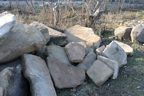 Kamenclub.ru: Песчаник плиты - плахи - пошаговые дорожки (фр. 70-150 мм)  купить в Перми песчаник серый бежевый желтый зеленый колотый песчаник строительный 6500 руб/т   фото КАМЕНЬ КЛУБ