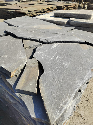 Kamenclub.ru: Песчаник пластушка светло-серый (3,0 см)  купить в Перми песчаник светло-серый, серый песчаник рваный ландшафтный колотый 13800 руб/м3   фото КАМЕНЬ КЛУБ