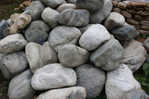 Kamenclub.ru: Речной валун Кабанчик фр.300-500 мм.  купить в Перми крупный природный камень галька серый, темно-серый речной валун галечник масштабный 7000 руб/т   фото КАМЕНЬ КЛУБ