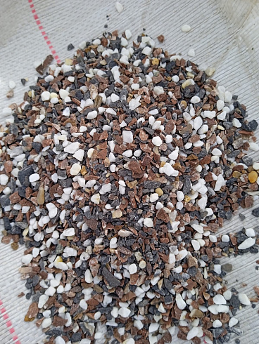 Kamenclub.ru: Мраморная крошка (щебень крошка микс : белый-черный-розовый) фр. 3-5 мм.  купить в Перми мрамор белый, черный, розовый, разноцветный мраморная каменная крошка декорвтивная 12000 руб/т   фото КАМЕНЬ КЛУБ