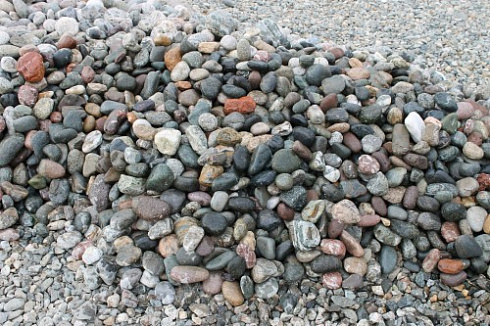 Kamenclub.ru: Галька окат (цветная картошка) фр. 50-100 мм. купить  в Перми галька природная окатанная серый белый цветной синий темно-серый коричневый округлый галечник окатанный 6800 руб/т   фото КАМЕНЬ КЛУБ