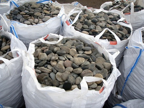 Kamenclub.ru: Галька речная плоская (ассорти) фр. 70-150 мм. купить  в Перми галька галечник серый белый темно-серый синий светло-серый плоская природная галька  9000 руб/т   фото КАМЕНЬ КЛУБ