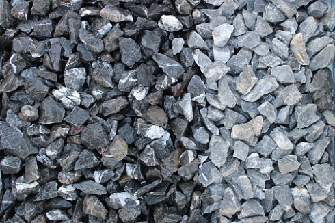 Kamenclub.ru: Щебень крошка черный (мрамор) фр. 20-40 мм.  купить в Перми мрамор черный с белыми прожилками мраморная каменная крошка 11000 руб/т   фото КАМЕНЬ КЛУБ