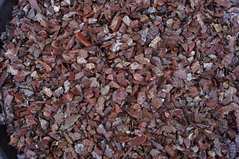 Kamenclub.ru: Щебень крошка красный (ЯШМА) фр. 10-20 мм.  купить в Перми яшма красный, бордовый, оранжевый, рыжий декоративный каменный ландшафтный щебень колотый 9000 руб/т   фото КАМЕНЬ КЛУБ