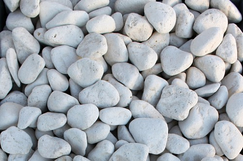 Kamenclub.ru: Мраморная крошка (щебень галтованный белый) фр.40-70 мм.  купить в Перми мрамор белый молочный айвори окатанный округлый природный камень 17000 руб/т   фото КАМЕНЬ КЛУБ