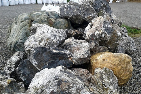 Kamenclub.ru: Черный гранит - кварцит фр. 100-500 мм.  купить в Перми мрамор гранит черный с белыми прожилками, серый, белый валун скальный колотый 7000 руб/т   фото КАМЕНЬ КЛУБ