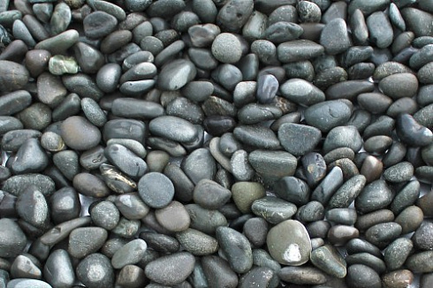 Kamenclub.ru: Галька речная окат (темно-серая) фр. 70-150 мм. купить  в Перми галька речная темно-серая, синяя, серая речная галька округлая  8000 руб/т   фото КАМЕНЬ КЛУБ