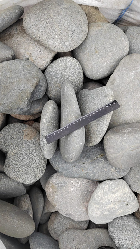 Kamenclub.ru: Галька речная плоская (темно-серая) фр. 70-150 мм. купить  в Перми галечник природный темно-серый серый синий речная плоская природная окатанная  9000 руб/т   фото КАМЕНЬ КЛУБ